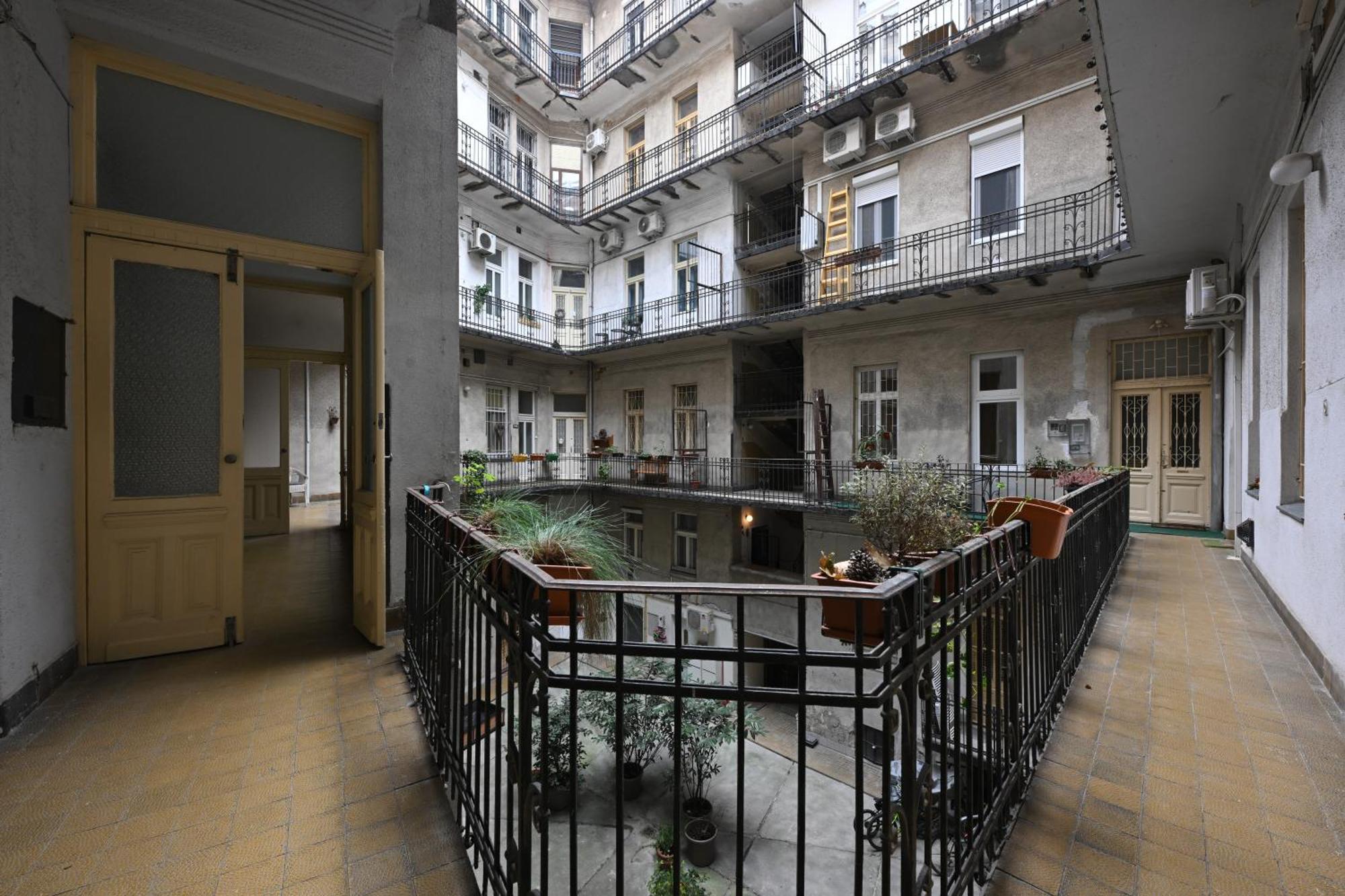 A Quiet Place In The Heart Of The City — Photos 1